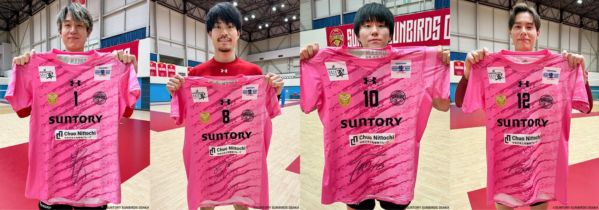 ピンクユニフォームを持つサントリーサンバーズ大阪の選手たち