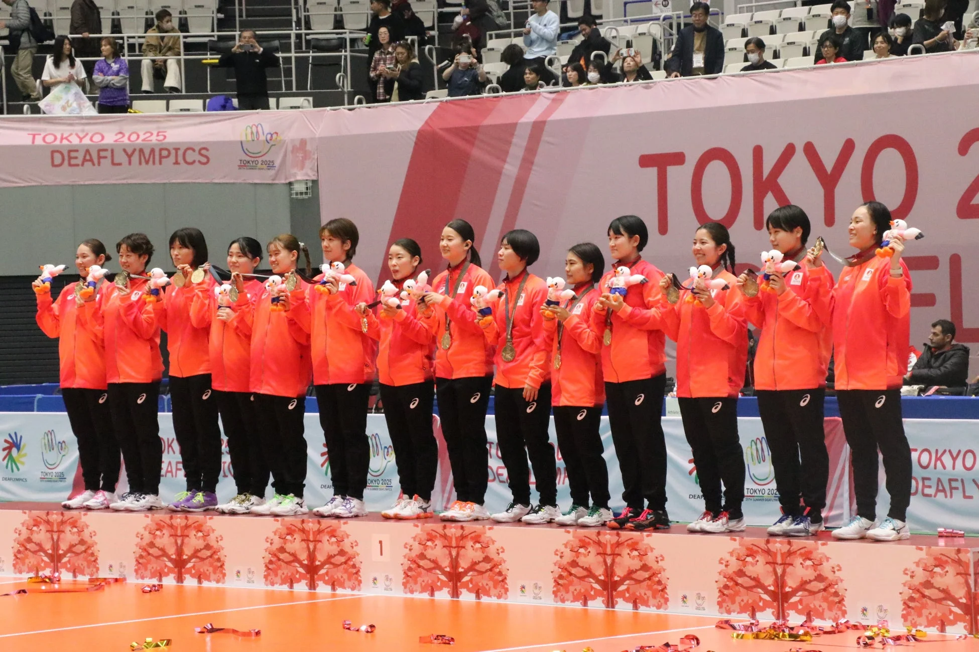 東京2025デフリンピック表彰式でメダルを掲げる女子日本代表