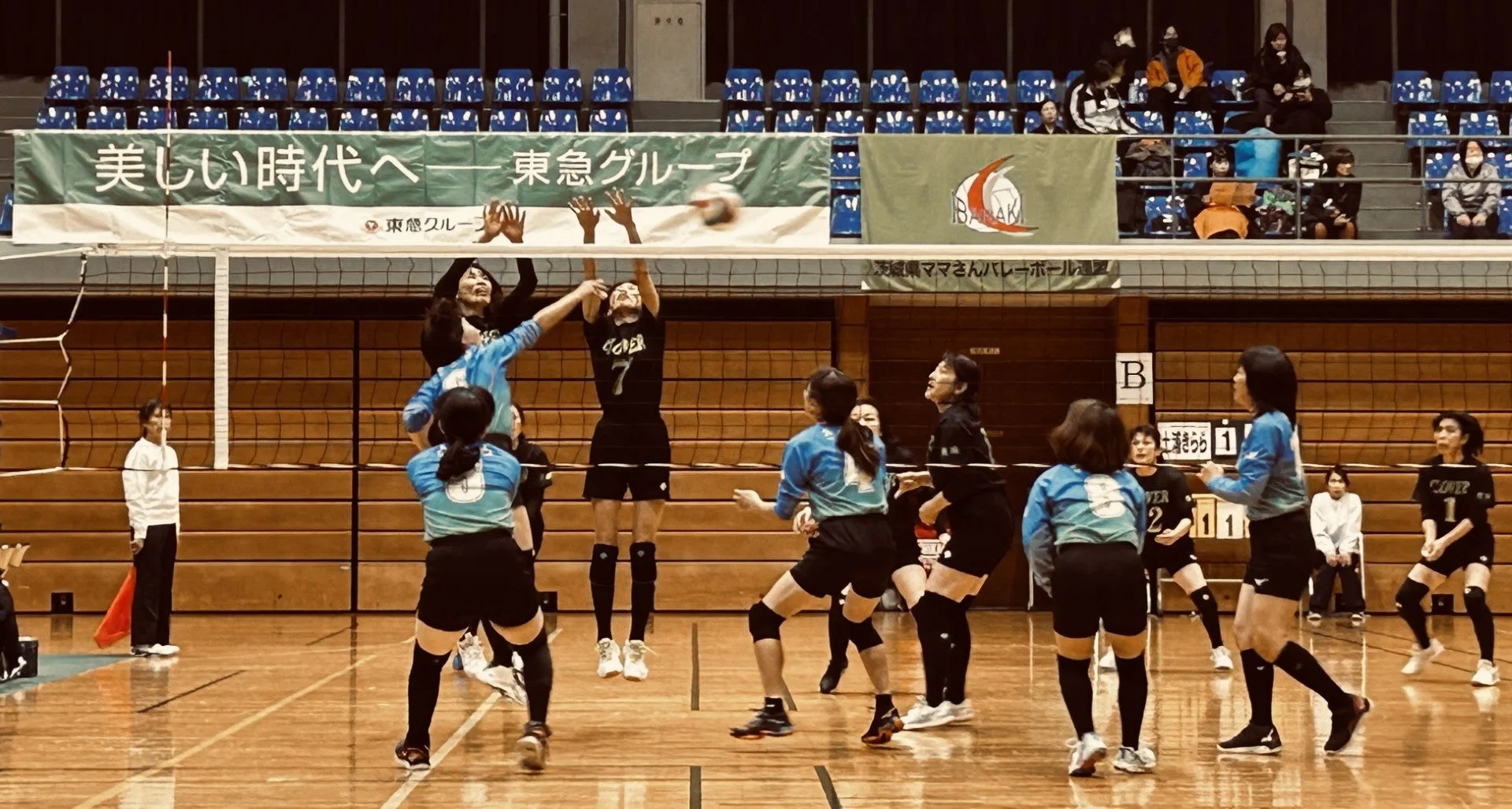 バレーボールの試合風景