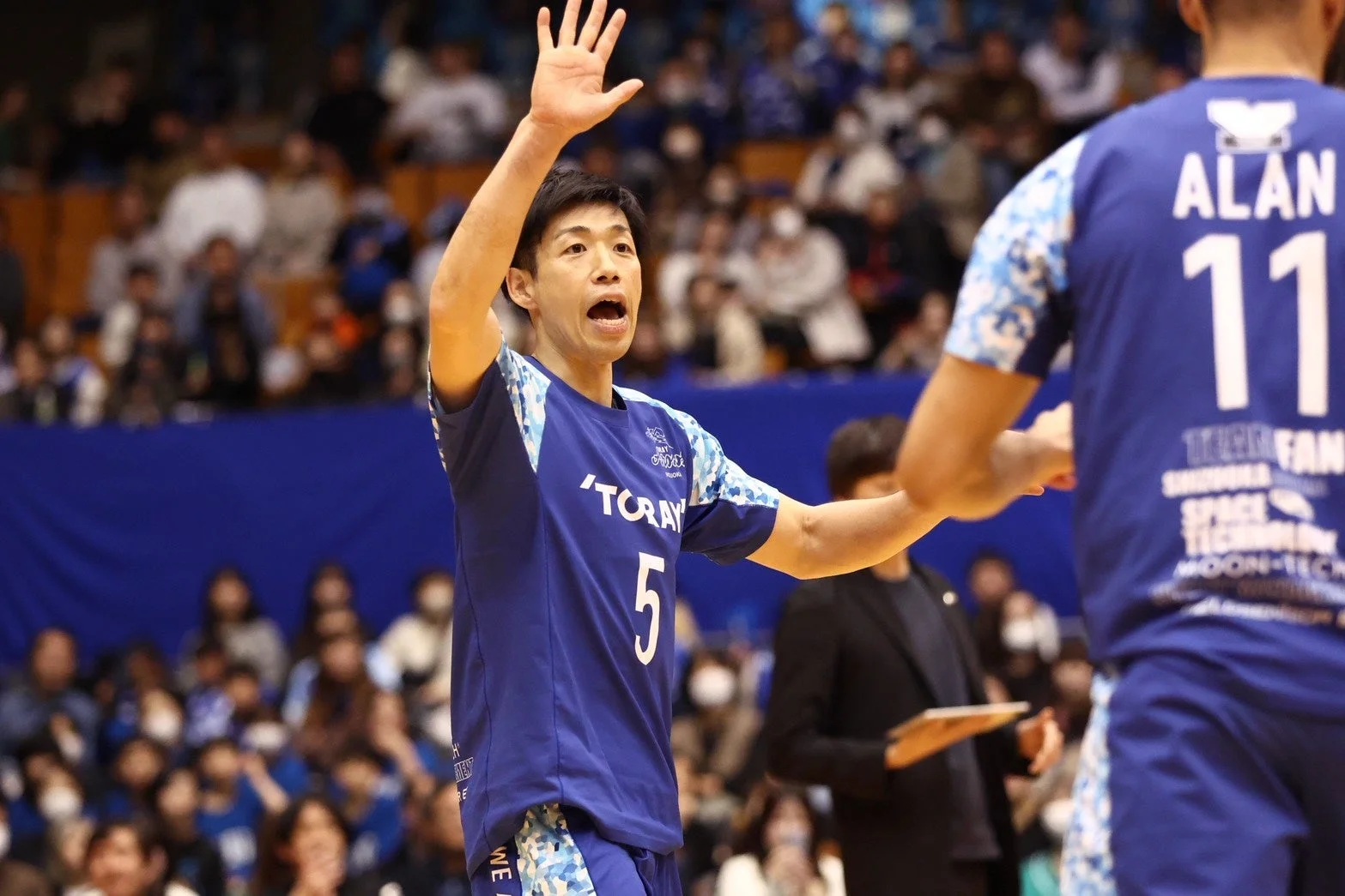 青いユニフォームを着たバレーボール選手