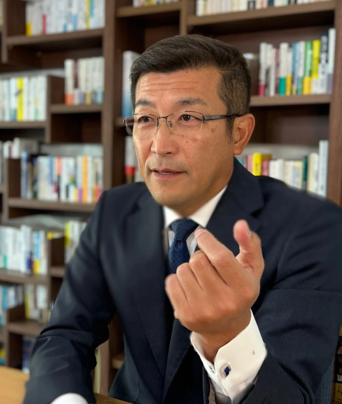 井上顕滋氏