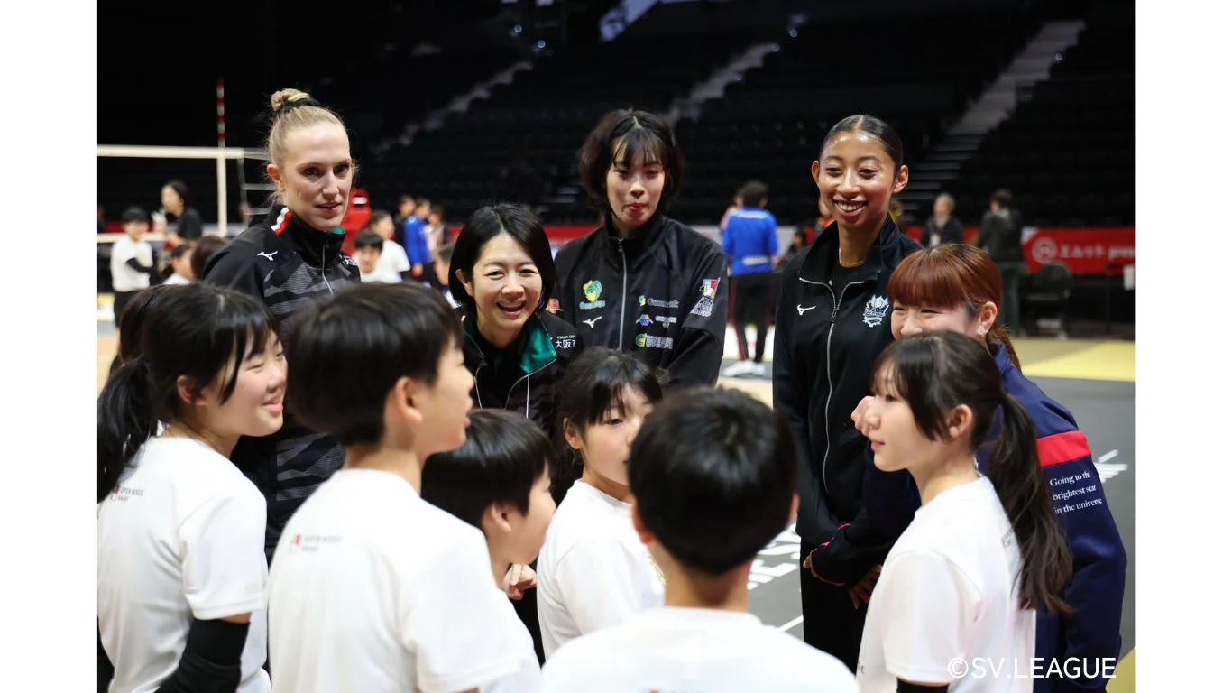 SVリーグ選手が子どもたちにバレーボールを指導
