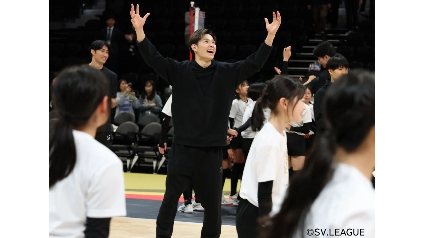 オリジナルTシャツを着用した選手と子どもたちの交流