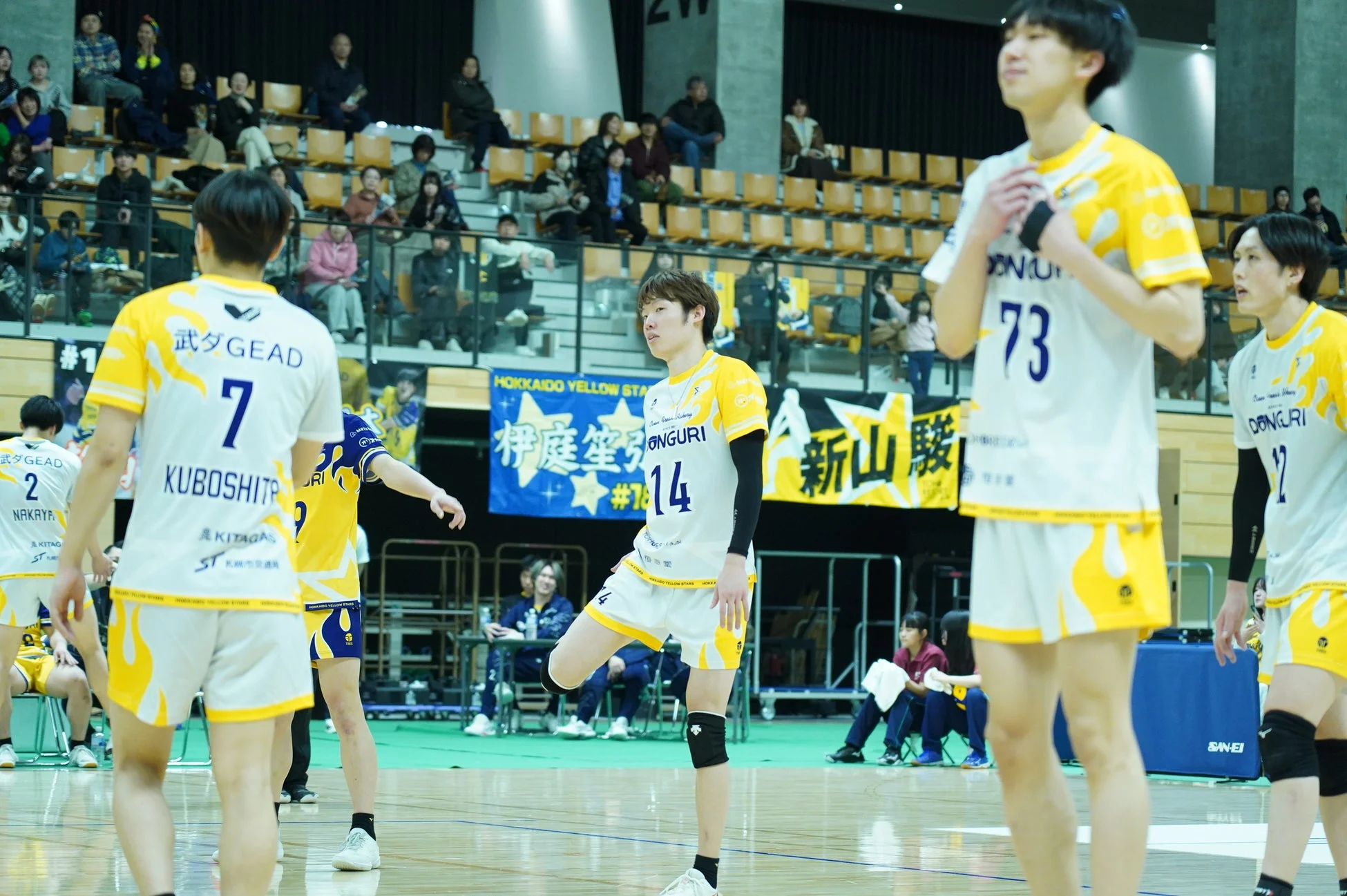 バレーボールの試合が行われている体育館の様子。