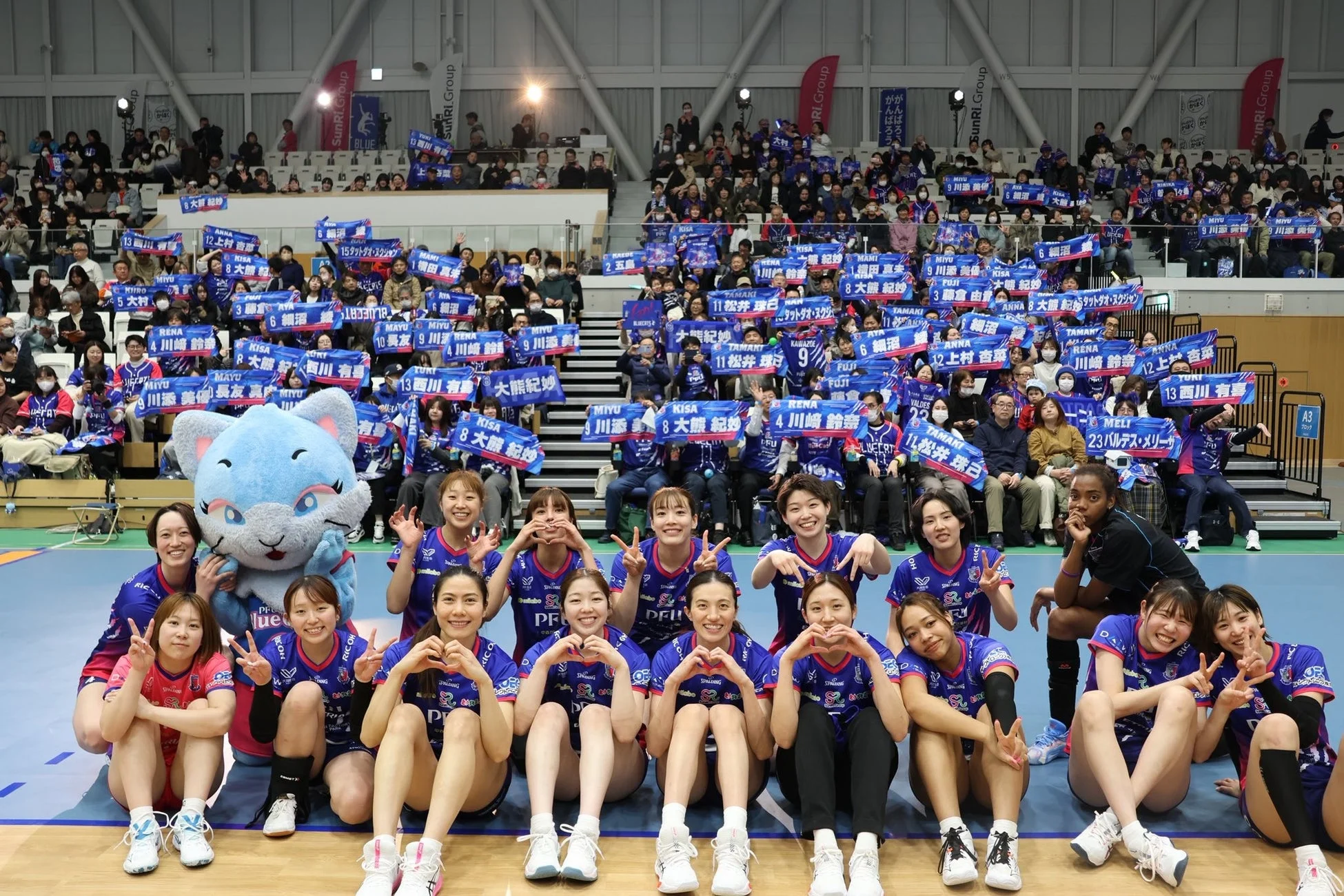 選手とマスコットの集合写真