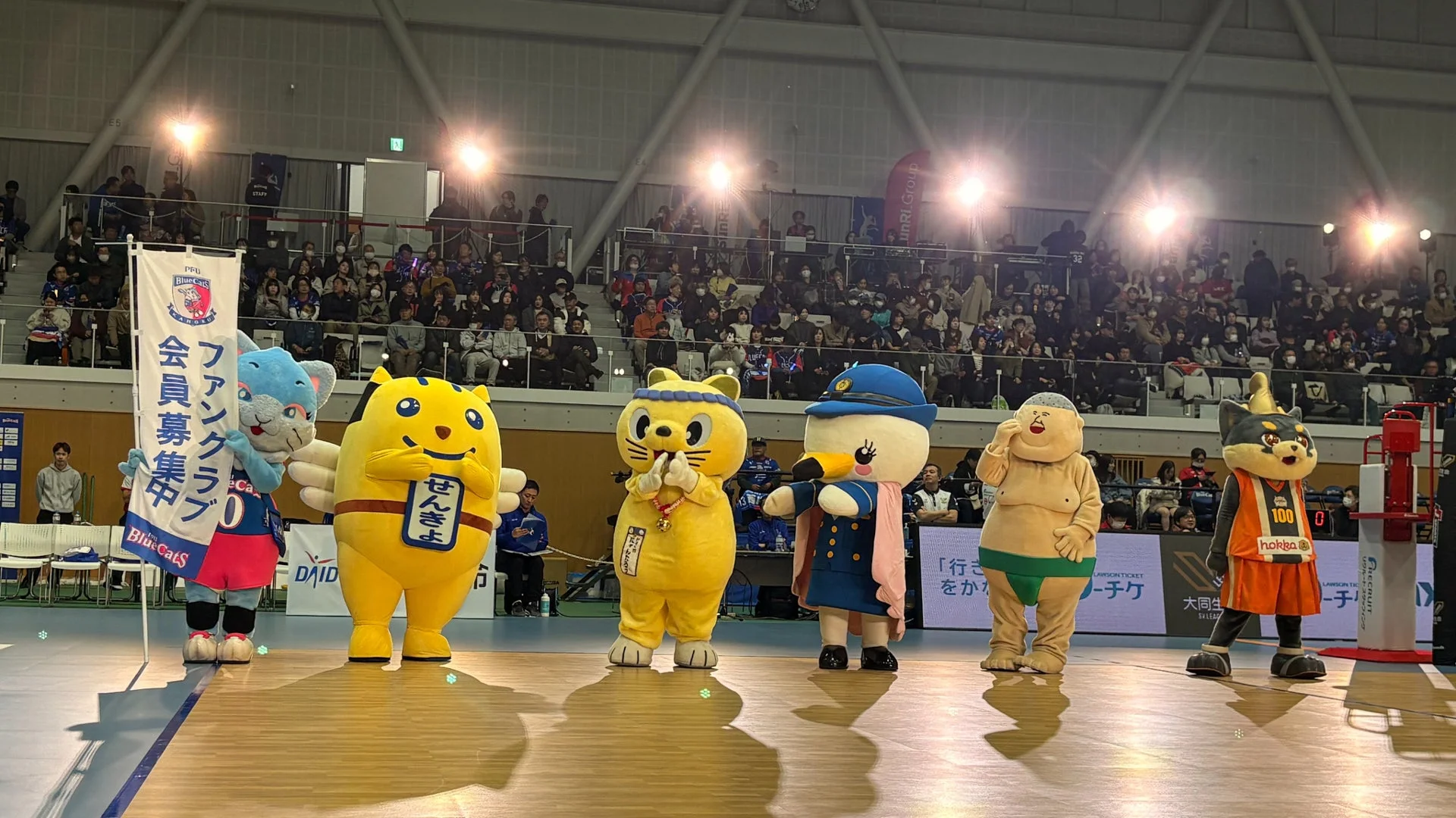 マスコットキャラクターとファンクラブ募集の様子