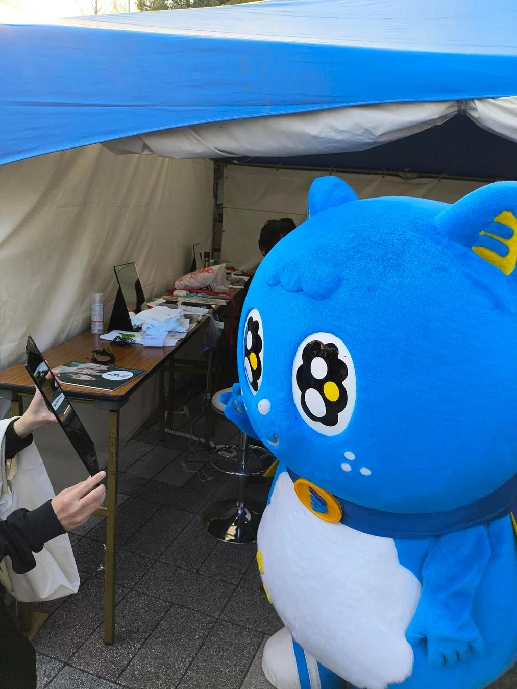 マスコットとイベントブースの様子