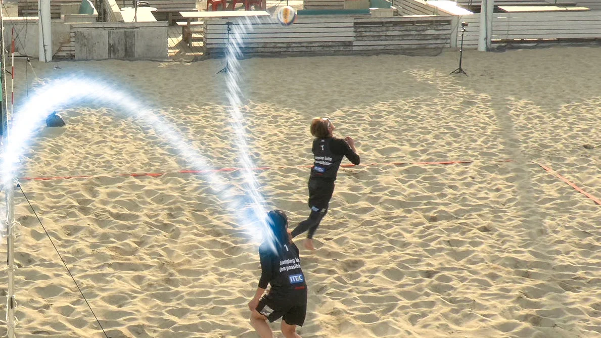 ボールの軌跡を示す光のエフェクト