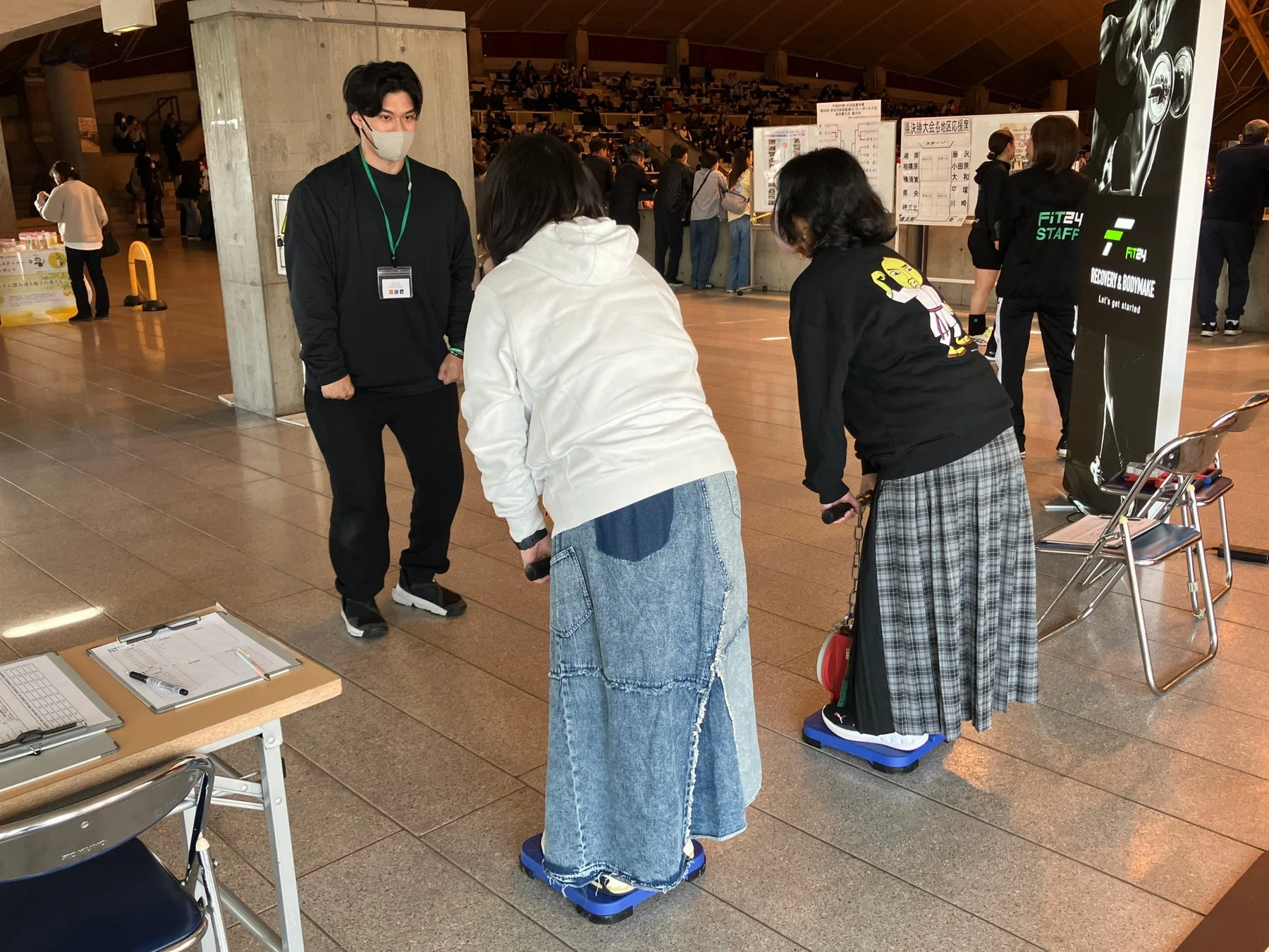 スタッフがトレーニングを指導