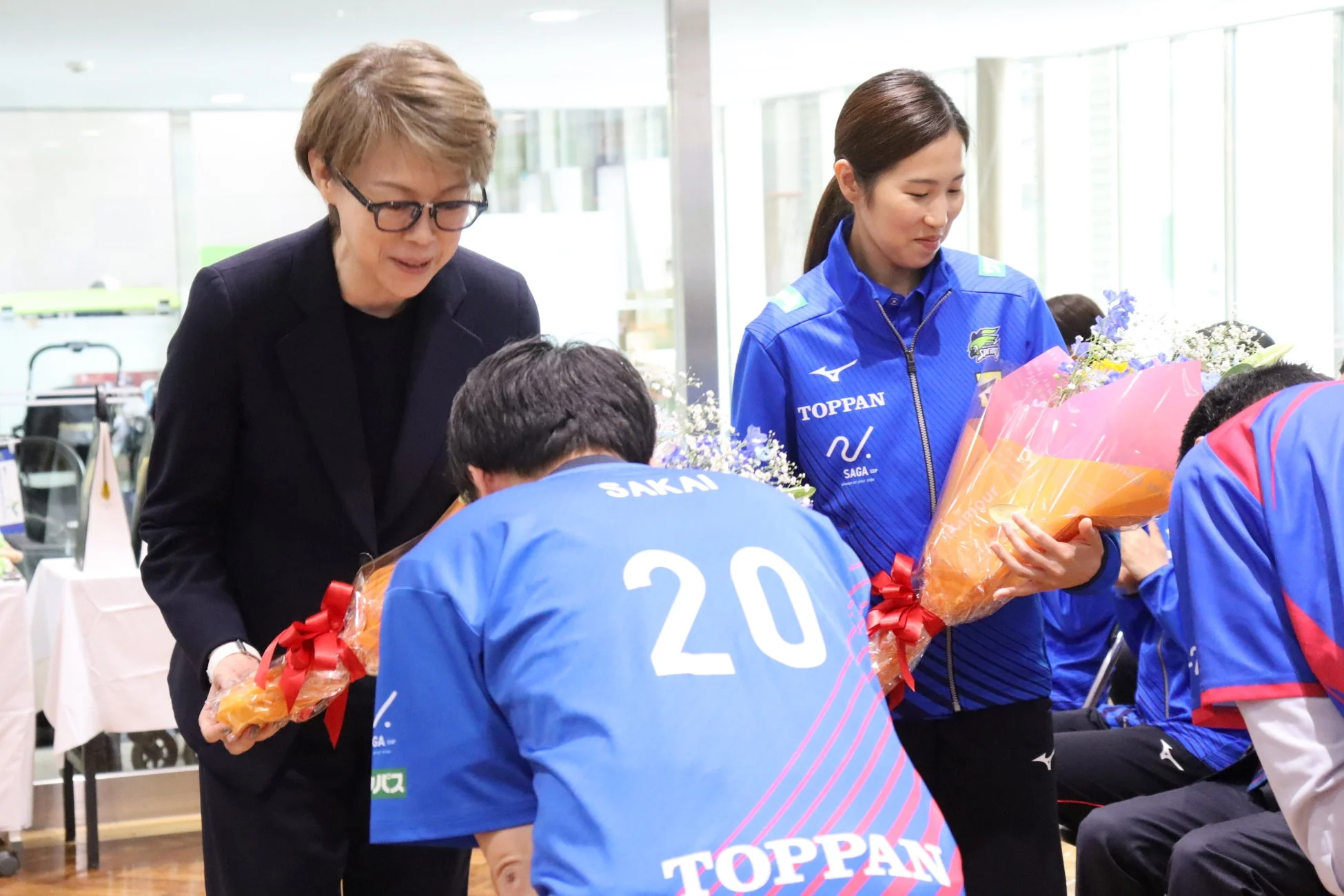 花束贈呈の様子