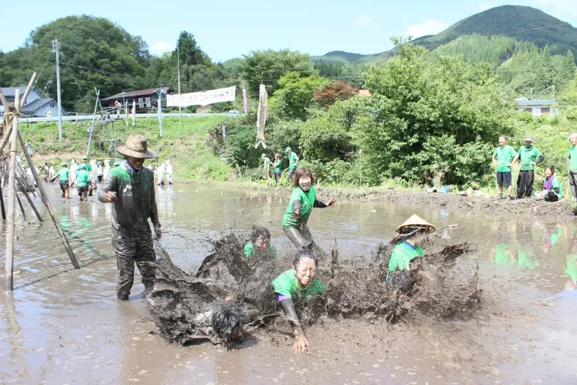 泥の中で体を動かす非日常体験