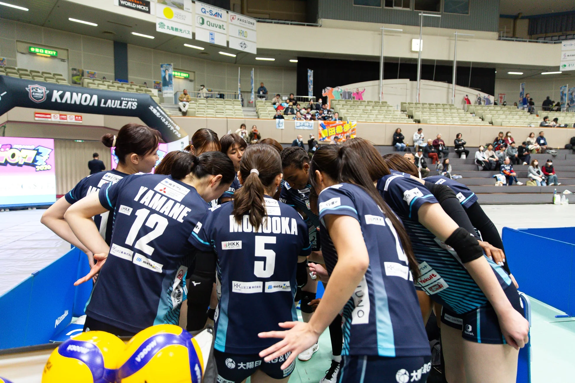 円陣を組む選手たち