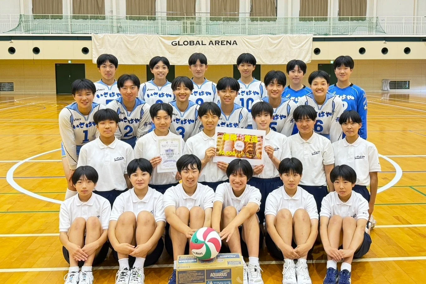 優勝した女子バレーボールチームの集合写真