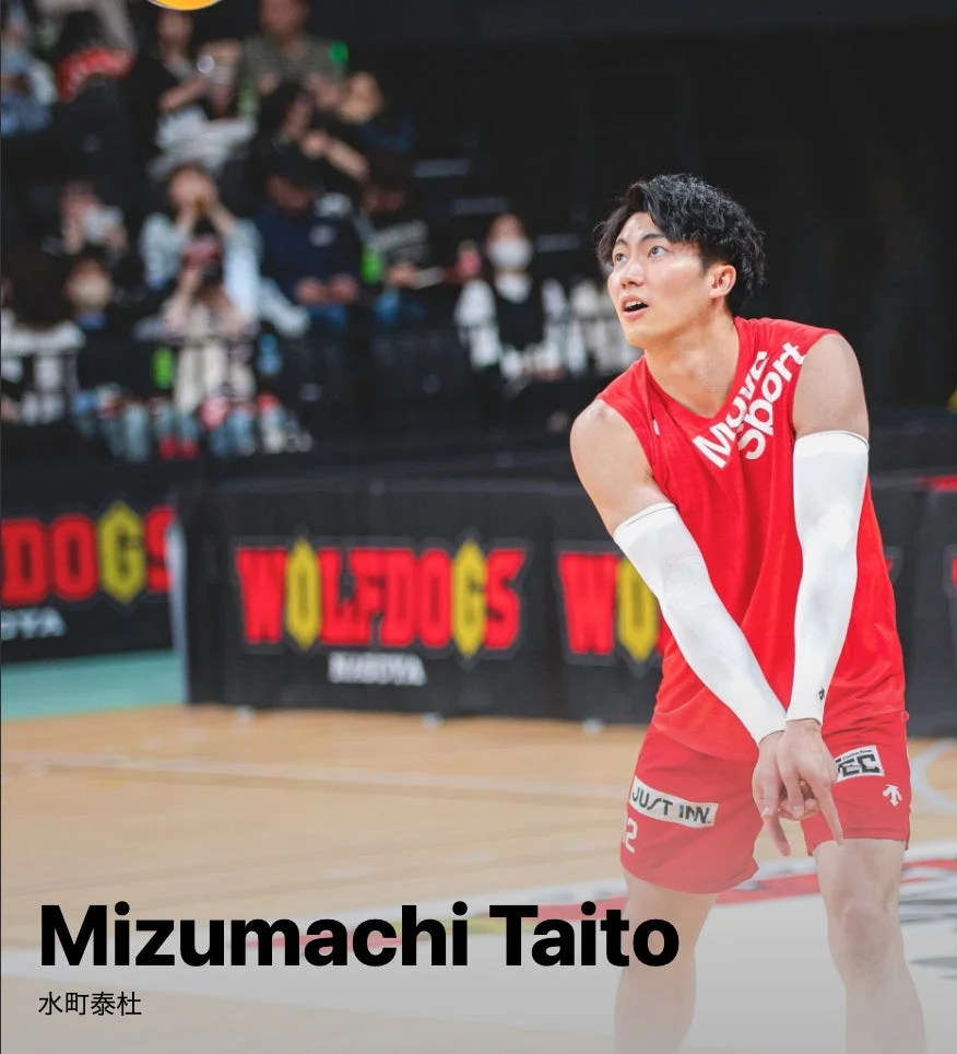 バレーボールコートでプレーする水町選手
