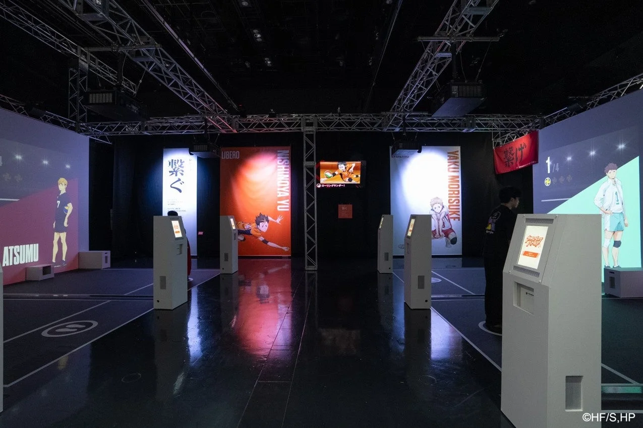 バレーボールアニメ『ハイキュー!!』の体験型展示イベント。宮侑や西谷夕など人気キャラクターのプロジェクションやインタラクティブなキオスクがあり、バレーボールコートを模した空間で作品の世界観が楽しめる。