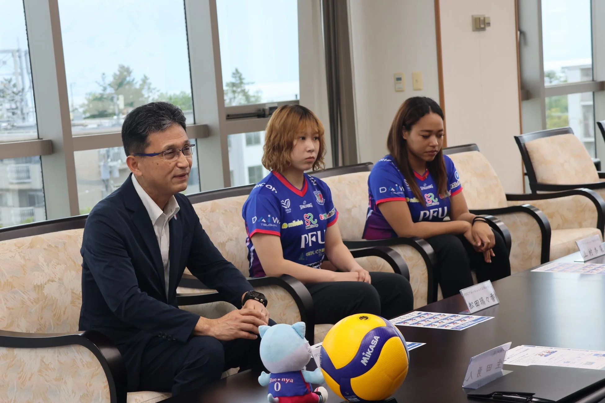 懇談するPFUブルーキャッツ石川かほくの選手たち