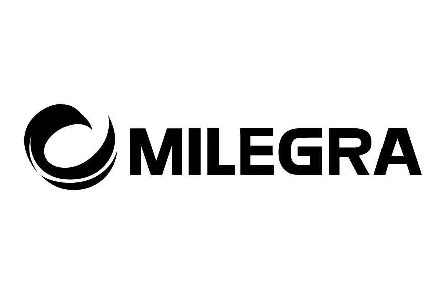 「MILEGRA」という文字が黒いサンセリフ体で書かれ、その左側に黒い曲線的な図形が配置されたロゴマークです。背景は白一色です。