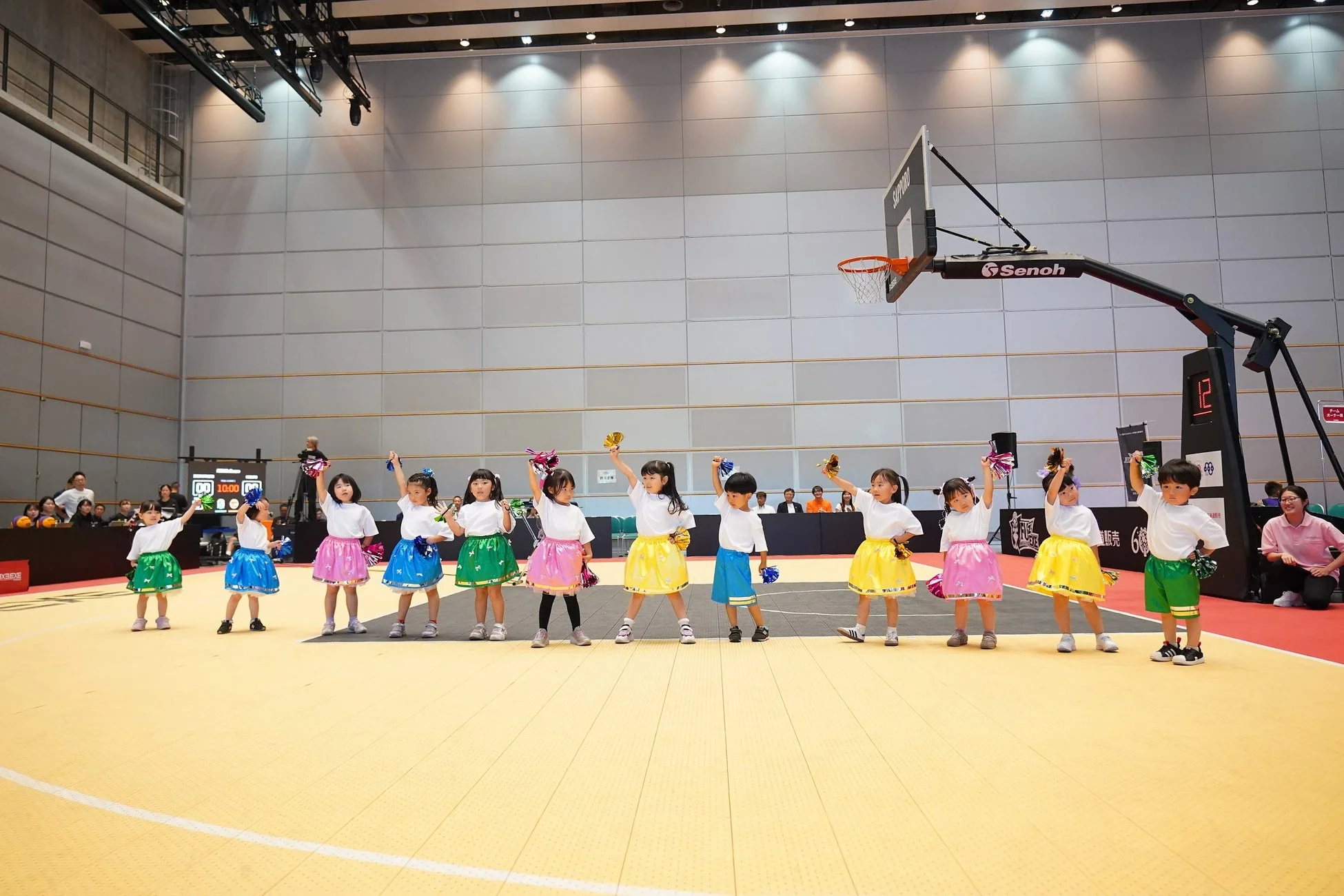 こどもカンパニーの園児たちによるダンスパフォーマンス