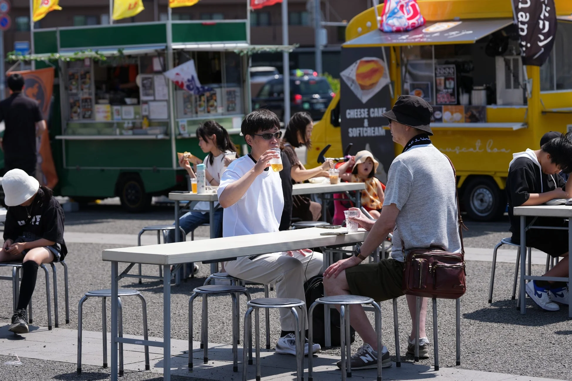 キッチンカーが並ぶ賑やかなイベント風景