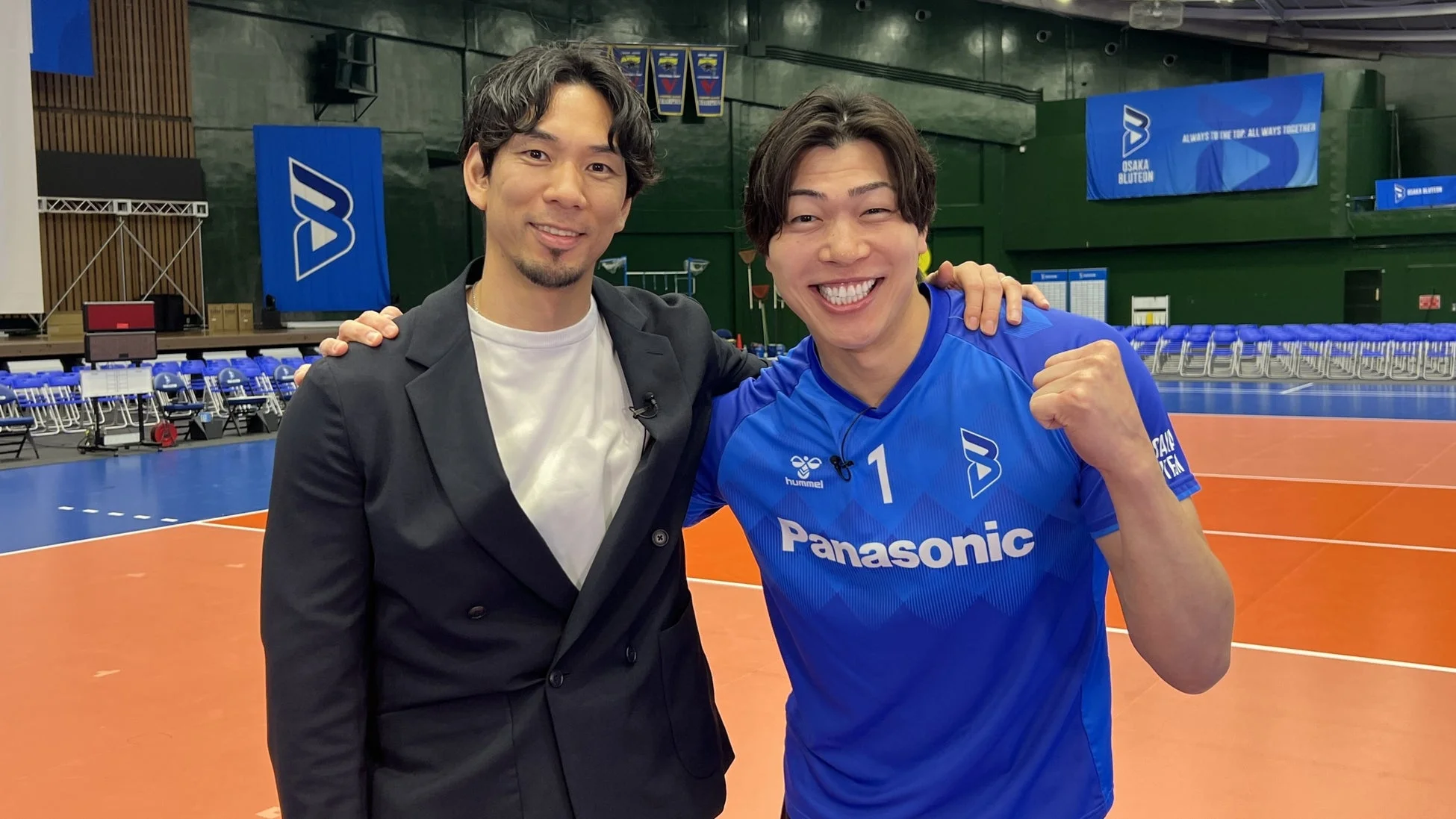 笑顔を見せる清水邦広選手と福澤達哉選手