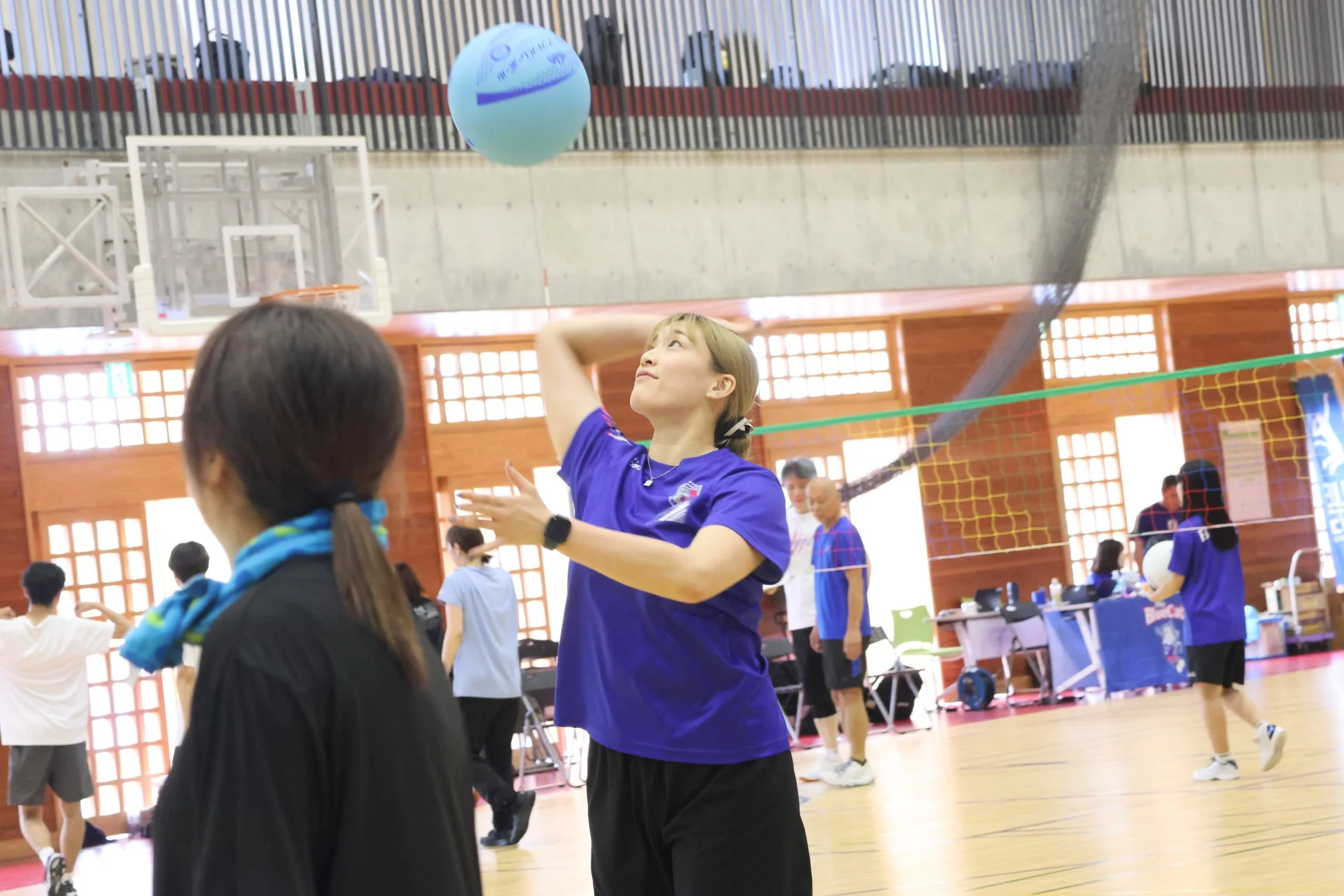 女性選手がボールを打つ瞬間