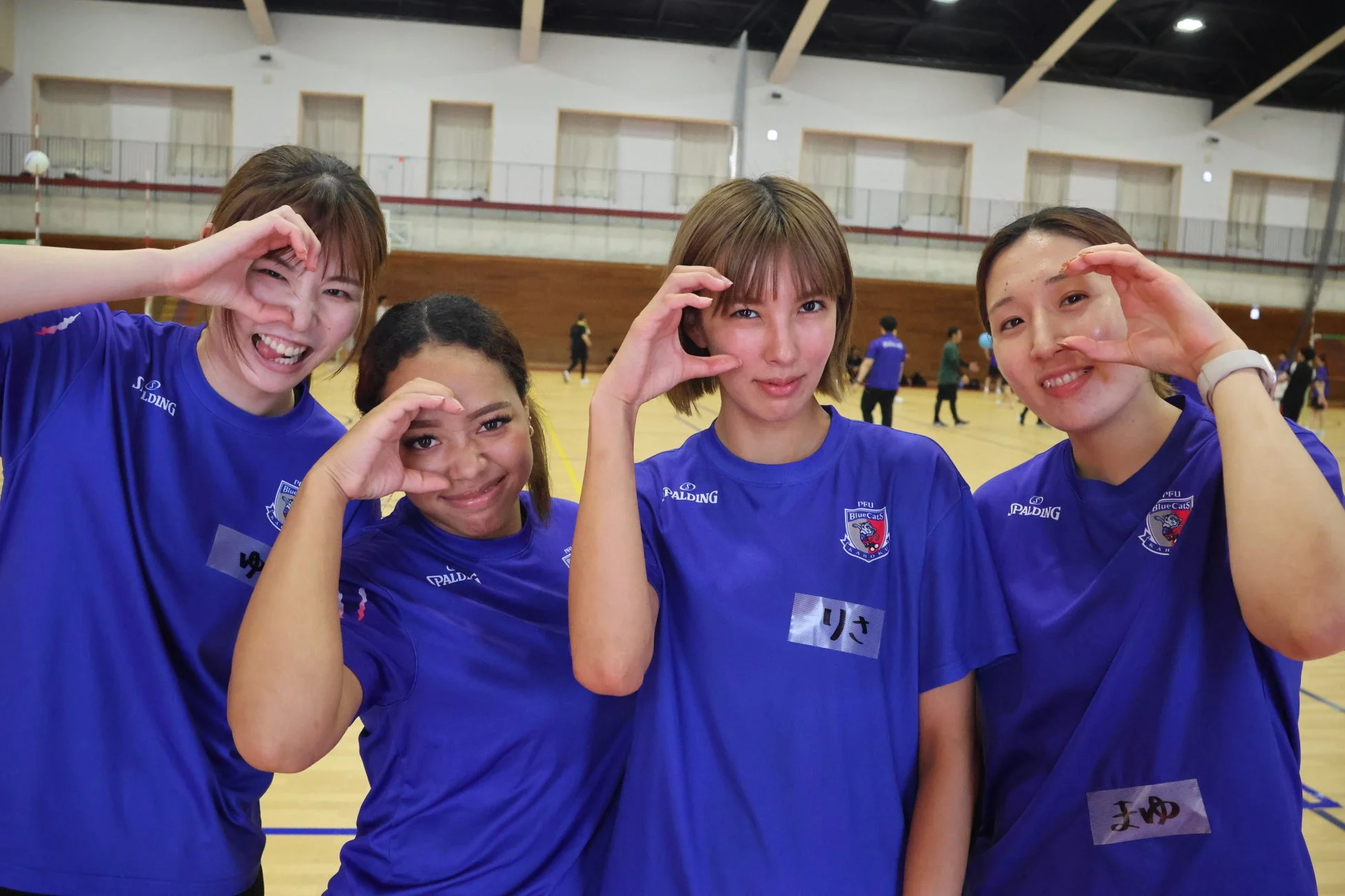 PFUブルーキャッツの選手たちと参加者の交流