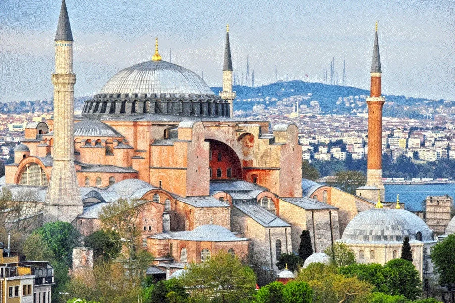 トルコのイスタンブールにあるアヤソフィアの壮麗な姿