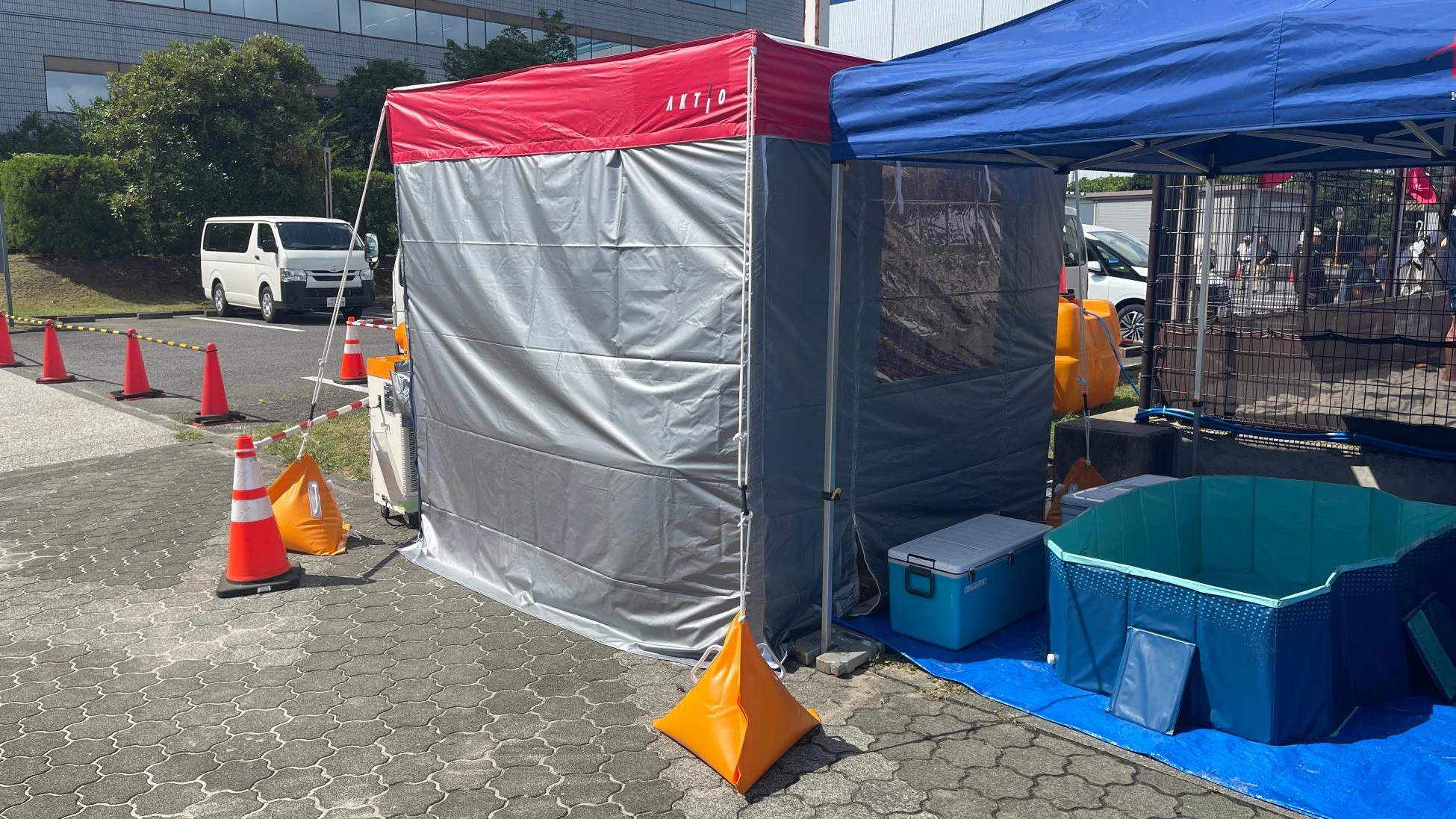 テント、屋外、設営、イベント、プール、クーラーボックス、交通コーン、アクティオ、仮設