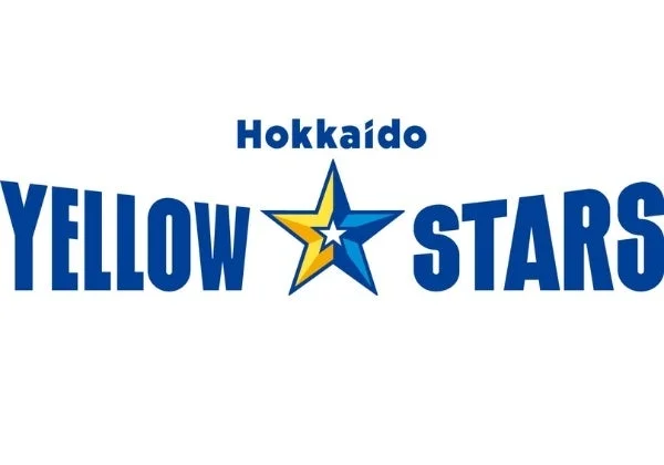 「Hokkaido YELLOW STARS」と書かれたロゴマーク。中央には青と黄色の星のグラフィックが配置されており、白背景に青と黄色の文字と星がデザインされています。