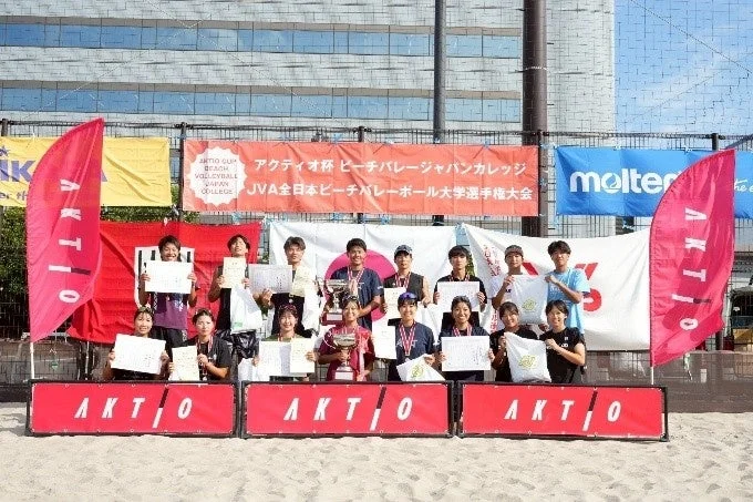 ビーチバレー,大会,表彰式,集合写真,スポーツ,学生,優勝,トロフィー,メダル,砂浜,アクティオ,モルテン
