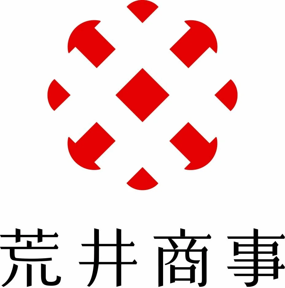 赤色の幾何学的なロゴマークと、その下に「荒井商事」と書かれた日本語の文字