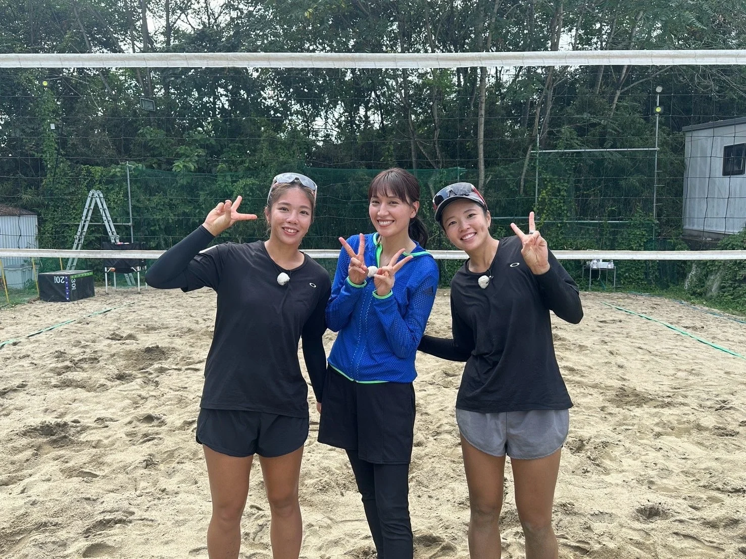 ビーチバレーで笑顔の選手たち