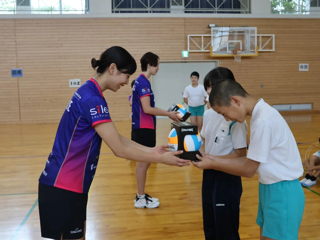 選手がボールを手渡す様子