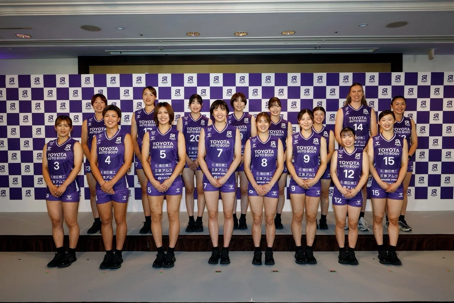 女子バレーボールチームの集合写真